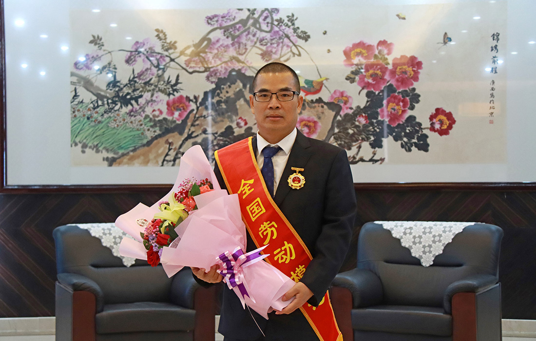 新葡萄8883AMG股份董事长温志芬荣获“天下劳动模范”称呼