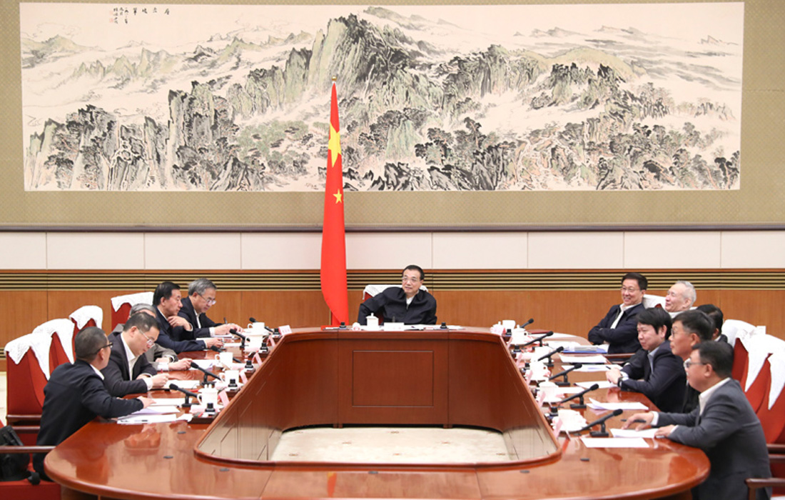 2019年11月12日，，新葡萄8883AMG股份董事长温志芬等企业家代表出席经济形势专家和企业家座谈会并讲话。。